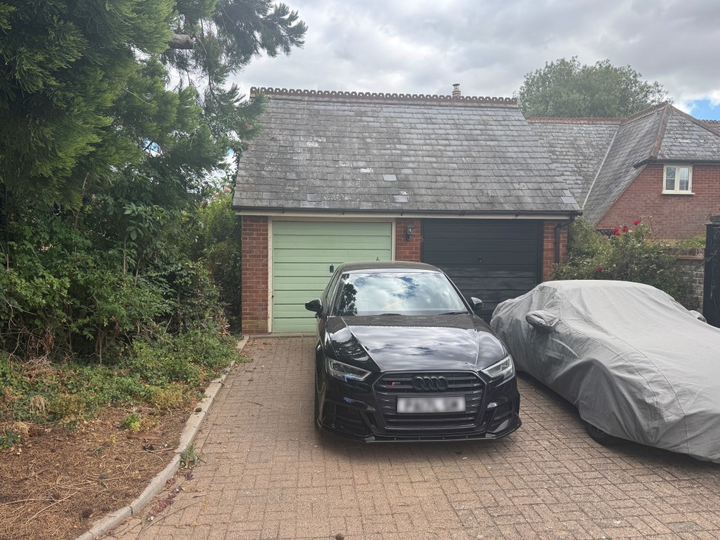 Lot: 195 - FREEHOLD TWO-BEDROOM SEMI-DETACHED HOUSE - A RESIDENTIAL INVESTMENT - Garage